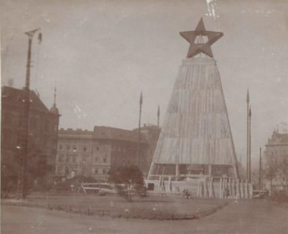 Monument erected at Baross Ter in Budapest, 1919