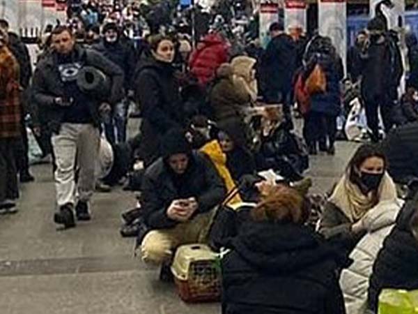 A photo of people crowded in a Ukrainian metro.