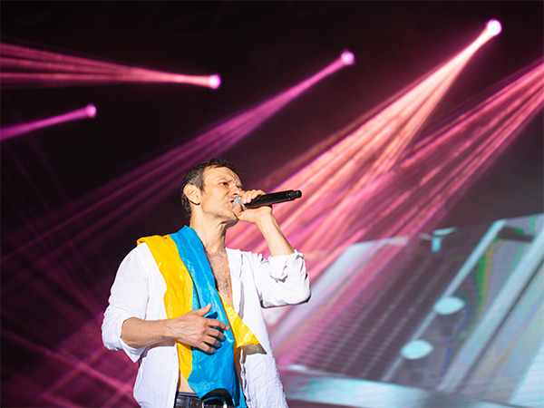 Image of Slava Vakarchuk singing. Links to event page.