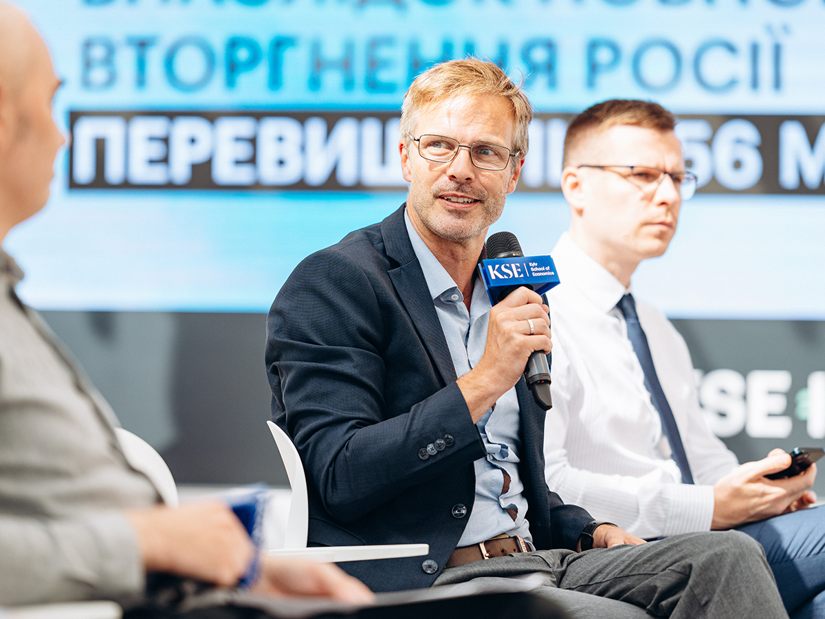 Ole Solvang speaking into a KSE microphone