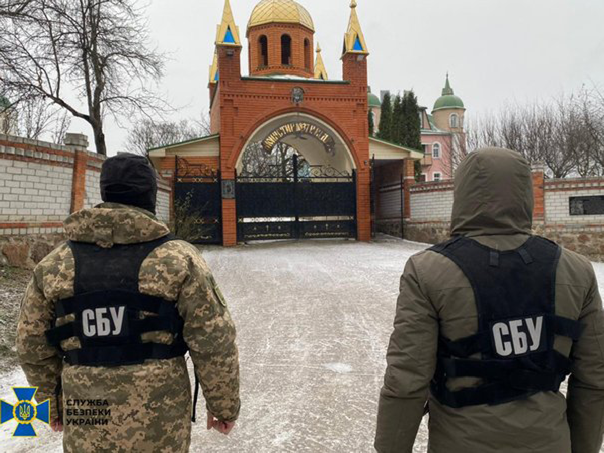 2025-09-18 Oxana Shevel Image of soldiers in front of a church. Image links to event page.
