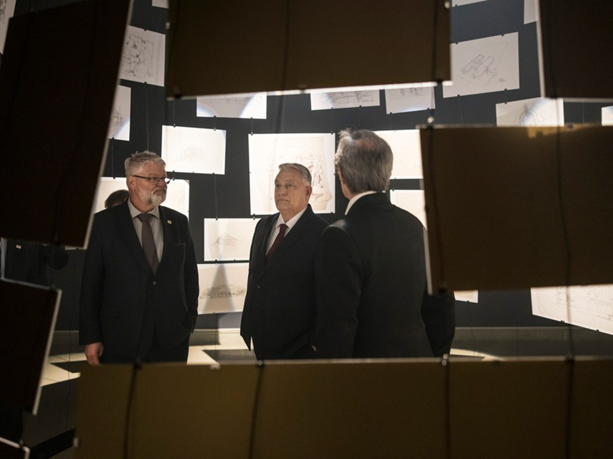 Viktor Orbán in the circle of the members of the Hungarian Academy of Arts. Image links to event page.